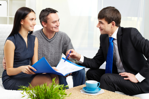 Homeowners signing a new insurance policy with an insurance agent